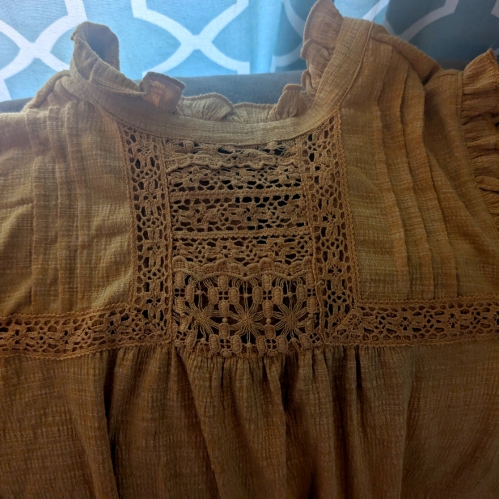 Cable & Gauge Women's Shirt with Lace Detail